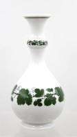 Auktion 370<br>Vase, Meissen, Schwertermarke, Weinlaub, 2 Schleifstriche, ca. H-18cm