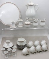 Auktion 370 / Los 8045 <br>Kaffeeservice, Hutschenreuther, Maria Theresia F&uuml;rstenau, Kaffeekern, Milchk&auml;nnchen, 2 Leuchter, Kuchenplatte, 6x Eierbecher m. U.T., 6x Tassen mit U.T.