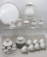 Auktion 372<br>Kaffeeservice, Hutschenreuther, Maria Theresia F&uuml;rstenau, Kaffeekern, Milchk&auml;nnchen, 2 Leuchter, Kuchenplatte, 6x Eierbecher m. U.T., 6x Tassen mit U.T.