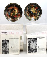 Auktion 370 / Los 8047 <br>Paar dekorative Porzellanteller aus der Serie &bdquo;Feuervogel&ldquo; (Firebird Series), Lomonossow, je mit orig. Karton, ca. D-19,5cm