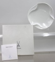 Auktion 370<br>kl. Teller aus der Serie &bdquo;Wellenspiel Relief&ldquo; von Meissen, Wei&szlig;, 1. Wahl, orig. Karton, D-15,5cm