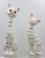 Auktion 370 / Los 9012 <br>2x Katzenfiguren, wohl 70/80er Jahre, ca. H-32,5 u. 26,5cm