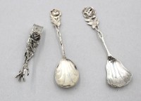 Auktion 370 / Los 11012 <br>3 Teile Rosenmuster, 800/835er Silber, Sahnel&ouml;ffel, Zuckerschaufel und Zuckerzange, zus. 39,2gr., ca. L-12cm