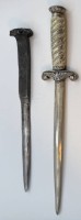 Auktion 370<br>Miniatur-Heeres-Offiziersdolch, entnazifiziert, L-ca. 20 cm, schlechte Erhaltung, Dolchspitze verbogen, anbei wohl Brief&ouml;ffner mit Eisen-Nagel als Griff
