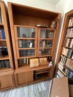 Auktion 370 / Los 14011 <br>Vitrine &ucirc;nd kl. Anbauwand, entworfen von Niels Bach f&uuml;r die d&auml;nische Qualit&auml;tsmarke Dyrlund. Vitrine H-ca. 210 cm, B-120 cm, T-49 cm, massives Holz, ca. 100 kg, gebaut zwischen 1960-69 (ohne Inhalt), leichte Gebrauchsspuren