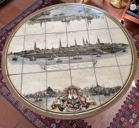 Auktion 370 / Los 14012 <br>runder Fliesentisch mit Hamburg-Ansichten um 1700. um 1960/1970, H-55 cm, D-90 cm