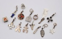 Auktion 370<br>Konvolut div. kl. Silber-Anh&auml;nger, ca. L-3cm, zus. ca.  30gr.