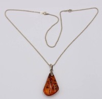 Auktion 370<br>Bernsteinanh&auml;nger an 925er Silberkette, zus. ca. 8,8gr., L-54cm, Anh. L-4,5cm