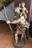 Auktion 370 / Los 15038 <br>Holzfigur, Hl. Christopherus mit segnenden Jesuskind, H-80 cm, wohl 18/19.Jhd., Reste alter Fassung, guter Zustand in Boden schwer lesbar bezeichnet