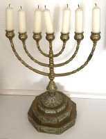 Auktion 370 / Los 15040 <br>massiver Bronze Menora-Leuchter, H-37 cm, B-33 cm, Kerzenhalter beweglich