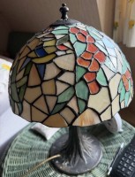 Auktion 370<br>Tischlampe im Tiffany-Stil, schwerer Bronzestand, H-45 cm
