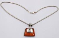 Auktion 370<br>Schlangenhalskette mit Emaille-/Perlmuttanh&auml;nger, 925er Silber, zus. ca. 23,3gr., L-40cm, Anh. L-3,5cm