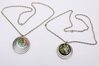 Auktion 370<br>2x Modeschmuck-Halsketten mit emaillierten Anh&auml;ngern, Anh- ca. D-5cm