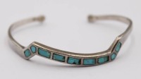 Auktion 370<br>925er Armspange mit T&uuml;rkis, Zuni-Stil, getragene Erhaltung, 9,8gr., ca. B-5,5cm