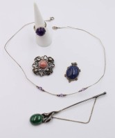 Auktion 370<br>Silber-Konvolut, Kette, Ring, Brosche, Anh&auml;nger und Nadel, je mit Steinbesatz, RG 53, 33gr.