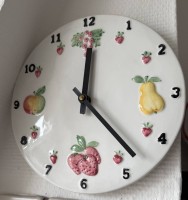 Auktion 370<br>Keramik-K&uuml;chenuhr mit Obstdekor, Batteriewerk, D-23 cm