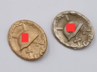 Auktion 370<br>2x Verwundeten-Abzeichen, Silber u. Gold, undeutl. Herstellerpunze
