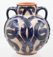 Auktion 370 / Los 9017 <br>Henkelvase, Ritzdekor, gemarkt "Keramik Harlander Rothenburg o.T", wohl Theo &amp; Susan HARLANDER. 50 Jahre, ca. H-18,5cm
