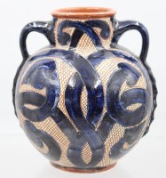 Auktion 375<br>Henkelvase, Ritzdekor, gemarkt "Keramik Harlander Rothenburg o.T", wohl Theo &amp; Susan HARLANDER. 50 Jahre, ca. H-18,5cm