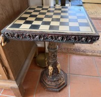 Auktion 370<br>schwerer Schachtisch, Kunstmasse, 2 Eck-Putti fehlen, H-67 cm, 45x45 cm, zerlegbar