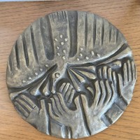 Auktion 370<br>gr. runde Bronze-Plakette, Vogel und H&auml;nde,