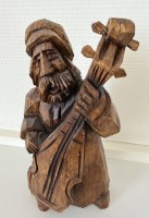 Auktion 370 / Los 15054 <br>Holzschnitzerei "Mann mit Cello" H-21 cm