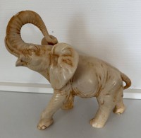 Auktion 370 / Los 15057 <br>gr. Elefant, Kunstmasse, H-26 cm, L-30 cm