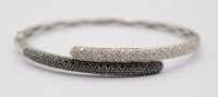 Auktion 370<br>modernes 585er WG Armband, Black &amp; White Brillanten, ca. 13,7gr., ca. D-6cm