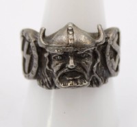 Auktion 370<br>Replik eines Wikinger-Ringes, beidseitig Runen aus der Zeit des 3. Reiches, RG 63