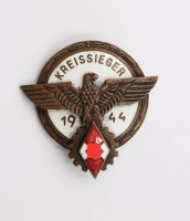 Auktion 370 / Los 7026 <br>Replik, Ehrenzeichen &bdquo;Kreissieger&ldquo;, Reichsberufswettkampf von 1944, verso Hersteller