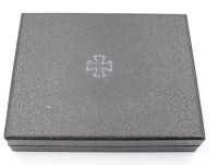 Auktion 370 / Los 7039 <br>Etui f&uuml;r Orden, innen Kokade und Band