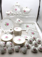Auktion 370<br>59 Serviceteile, F&uuml;rstenberg, Form &bdquo;Alt F&uuml;rstenberg&ldquo;,  Dekor &bdquo;Rote Rose", Teekanne mit U.T., Kaffeekern, Leuchter und kl. Vase, 4 Eierbecher, 4x div. Platten, 15x Kuchenteller, 14x Tassen mit U.T., Tassen H-5,3cm