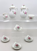 Auktion 370 / Los 8051 <br>12xMokkaserviceteile, Form &bdquo;Alt F&uuml;rstenberg&ldquo;, Dekor &bdquo;Rote Rose", 2x Kannen, Milch und Zuckerschale, 4x Tassen mit U.T., Kanne H-18,5cm