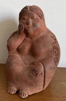 Auktion 370 / Los 9020 <br>Terrakotta-Figur, sitzende Frau, Handarbeit, H-23 cm