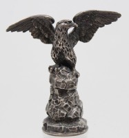 Auktion 370<br>fig&uuml;rl. Petschaft, Adler auf Fels, monogramm "EF", Silber gepr&uuml;ft, ca. H-5,5cm, 39,9gr.