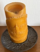 Auktion 370<br>Egino WEINERT (1920-2012)  wohl, gr. Eisen-Relief-Kerzenteller, umlaufend, auf drei F&uuml;ssen, H-3,5 cm, D-20 cm