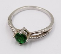 Auktion 370<br>925er Silber-Ring mit klaren Steinen sowie Tsavorit, 2,2gr., RG 58