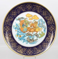 Auktion 370<br>Sammelteller von Hutschenreuther Arzberg Bavaria f&uuml;r "Drache-Solingen", Nr. 2578, Kampf mit den W&ouml;lfen (von Fredericus Birke, D-30cm