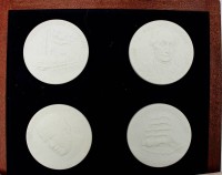 Auktion 370<br>4x Meissen-Plketten, 2x Ber&uuml;hmte Deutsche, Geschichte de Eisenbahn und Seefahrt, in Kasten, je D-4cm