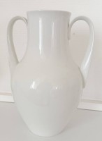 Auktion 370<br>hohe KPM Berlin Henkelvase, H-23 cm, Weiss