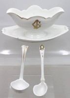 Auktion 370<br>gr. Sauciere mit Ziermonogramm und 2 Saucenkellen, Mansard, Frankreich, Golddekor berieben, H-11,5cm B-27cm, Kellen Ca. L-20cm