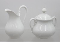 Auktion 370 / Los 8062 <br>gr. Milchk&auml;nnchen und Zuckerdose, Wei&szlig;porzellan, &auml;lter, ungemarkt, ca. H-16,5cm