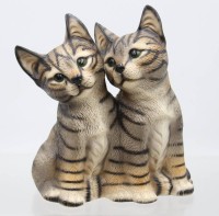 Auktion 370 / Los 9026 <br>Katzengruppe, Harvey Knox, bemalt, ca. H-16,3cm B-14,5cm