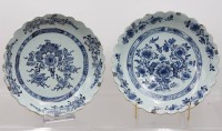 Auktion 370 / Los 9027 <br>paar fr&uuml;he Schalen, wohl 18. Jhd., florale Dekore, ungemarkt, ca. H-5,5cm D-22cm