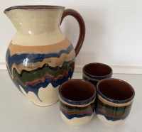 Auktion 370 / Los 9030 <br>gr. Weinkrug mit 3 Bechern, Laufglasur, H-23 cm