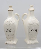 Auktion 370 / Los 9034 <br>Essig und Oel, Jugendstil, Reliefdekor der Zeit, Goldbemalung stark berieben, Deckel 1x bestossen und wohl nicht original, ca. H-24cm
