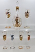 Auktion 370 / Los 10021 <br>Karaffe mit 6 Gl&auml;sern,  "Artis Orbis" von Goebel, Motive von Gustav Klimt, Karaffe am Hals bestossen, 4 Sektfl&ouml;ten je mit kl. Chips, 2 Weingl&auml;ser, ca. H-37cm, 4x H-2,5cm und 2x H-25,5cm