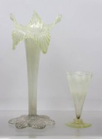 Auktion 370<br>2x Vasen um 1920, kleinere Vase aus Uranglas, ca. H-11 bis 24,5cm