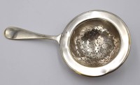 Auktion 374<br>Teesieb, &auml;lter, Messing versilbert, berieben, D-9cm, L-17cm