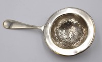 Auktion 374 / Los 11003 <br>Teesieb, &auml;lter, Messing versilbert, berieben, D-9cm, L-17cm